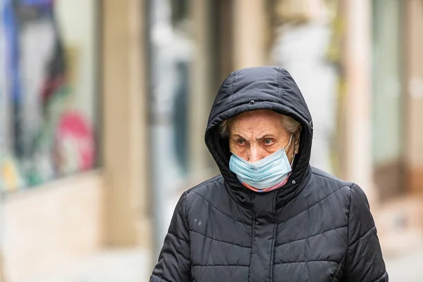 Covid-19 grip virüsü Avrupa 'da yayılıyor. Coronavirüs, grip virüsleri ve hastalıklara karşı maske takan insanlar. Sağlık sigortası konsepti. Bükreş, Romanya, 2020 'de kamusal alanlarda yüzü cerrahi maske takan bir kadın