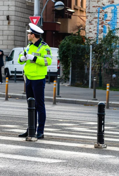 Politieagent Roemeense Verkeerspolitie Politia Rutiera Regisseert Verkeer Tijdens Ochtendspits Het — Stockfoto