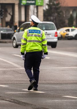 Romanya 'nın Bükreş kentinde sabah trafiğini polis memuru ve Romanya Trafik Polisi (Politia Rutiera) yönetiyor.