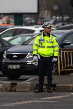 Romanya 'nın Bükreş kentinde sabah trafiğini polis memuru ve Romanya Trafik Polisi (Politia Rutiera) yönetiyor.