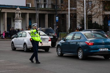 Romanya 'nın Bükreş kentinde sabah trafiğini polis memuru ve Romanya Trafik Polisi (Politia Rutiera) yönetiyor.