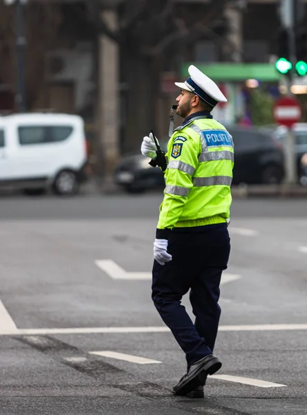 2020年 罗马尼亚交通警察 Politia Rutiera 警察代理 在罗马尼亚布加勒斯特市中心上午高峰时间指挥交通 — 图库照片