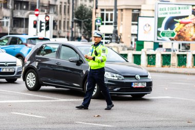 Romanya 'nın Bükreş kentinde sabah trafiğini polis memuru ve Romanya Trafik Polisi (Politia Rutiera) yönetiyor.