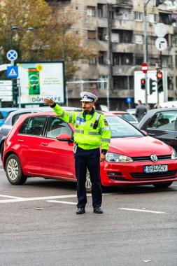 Romanya 'nın Bükreş kentinde sabah trafiğini polis memuru ve Romanya Trafik Polisi (Politia Rutiera) yönetiyor.