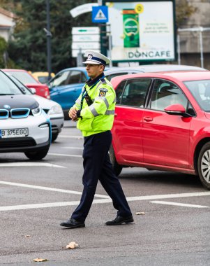 Romanya 'nın Bükreş kentinde sabah trafiğini polis memuru ve Romanya Trafik Polisi (Politia Rutiera) yönetiyor.