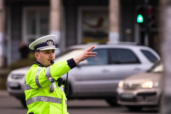 2020年 罗马尼亚交通警察 Politia Rutiera 警察代理 在罗马尼亚布加勒斯特市中心上午高峰时间指挥交通 — 图库照片