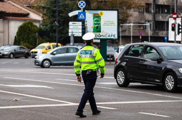 Romanya 'nın Bükreş kentinde sabah trafiğini polis memuru ve Romanya Trafik Polisi (Politia Rutiera) yönetiyor.