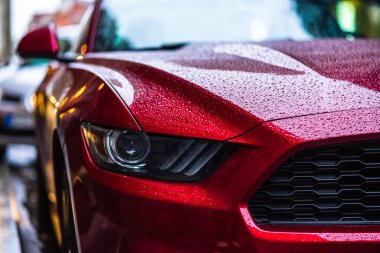 Modern arabanın yakın fotoğrafı, farların ayrıntıları. Projektör LED modern lüks teknoloji ve otomobil ayrıntıları.