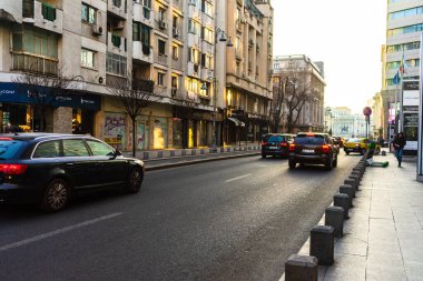 Şehrin şehir merkezinde trafik sıkışıklığında araba trafiği. Romanya 'nın başkenti Bükreş' te sabah ve akşam araba kirliliği, trafik sıkışıklığı