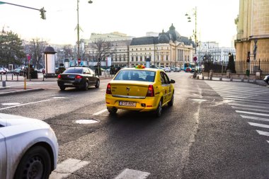 Şehrin şehir merkezinde trafik sıkışıklığında araba trafiği. Romanya 'nın başkenti Bükreş' te sabah ve akşam araba kirliliği, trafik sıkışıklığı