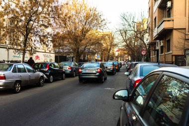 Şehrin şehir merkezinde trafik sıkışıklığında araba trafiği. Romanya 'nın başkenti Bükreş' te sabah ve akşam araba kirliliği, trafik sıkışıklığı