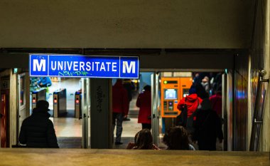 Bükreş, Romanya 'daki Universitate metro istasyonunun metro istasyonuna giden banliyö sakinleri, 2020