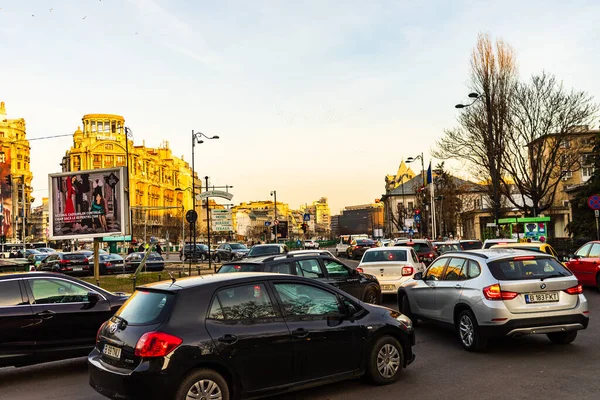 市区上下班高峰时间的车流 2020年罗马尼亚首都布加勒斯特的汽车污染 早晚交通堵塞 — 图库照片