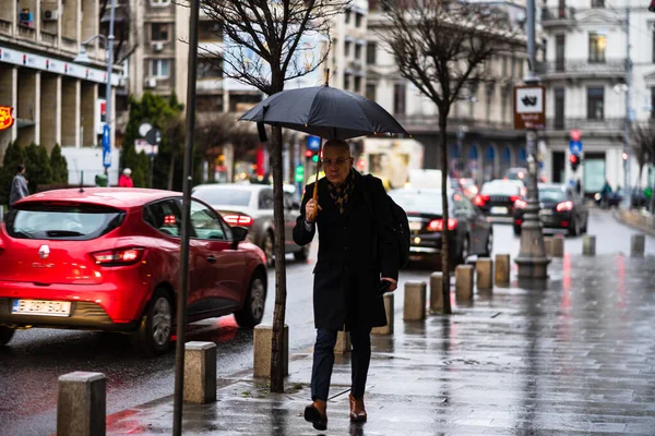 Vecchio Con Ombrello Che Cammina Una Giornata Piovosa Sul Viale — Foto Stock