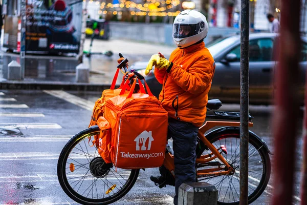 Jovem Uma Bicicleta Elétrica Com Logotipo Takeaway Com Entregando Alimentos — Fotografia de Stock