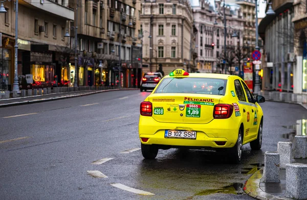 Детальна Фотографія Таксі Дощовий День Припаркована Головному Бульварі Бухареста Румунія — стокове фото