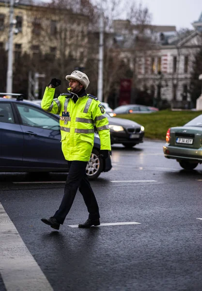 Politieagent Roemeense Verkeerspolitie Politia Rutiera Regisseert Verkeer Tijdens Ochtend Avondspits — Stockfoto