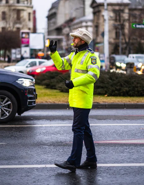 Policejní Agent Rumunské Dopravní Policie Politia Rutiera Řídí Provoz Během — Stock fotografie