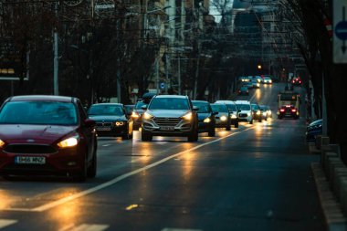 Şehrin şehir merkezinde trafik sıkışıklığında araba trafiği. Romanya 'nın başkenti Bükreş' te sabah ve akşam araba kirliliği, trafik sıkışıklığı