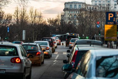 Şehrin şehir merkezinde trafik sıkışıklığında araba trafiği. Romanya 'nın başkenti Bükreş' te sabah ve akşam araba kirliliği, trafik sıkışıklığı