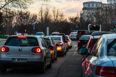 Şehrin şehir merkezinde trafik sıkışıklığında araba trafiği. Romanya 'nın başkenti Bükreş' te sabah ve akşam araba kirliliği, trafik sıkışıklığı