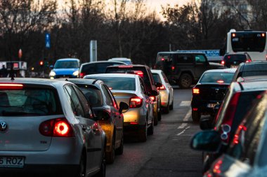 Şehrin şehir merkezinde trafik sıkışıklığında araba trafiği. Romanya 'nın başkenti Bükreş' te sabah ve akşam araba kirliliği, trafik sıkışıklığı