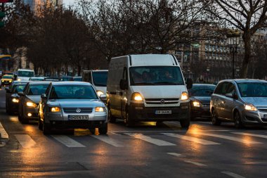 Şehrin şehir merkezinde trafik sıkışıklığında araba trafiği. Romanya 'nın başkenti Bükreş' te sabah ve akşam araba kirliliği, trafik sıkışıklığı