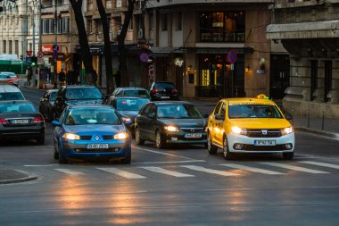 Şehrin şehir merkezinde trafik sıkışıklığında araba trafiği. Romanya 'nın başkenti Bükreş' te sabah ve akşam araba kirliliği, trafik sıkışıklığı