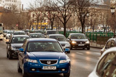 Şehrin şehir merkezinde trafik sıkışıklığında araba trafiği. Romanya 'nın başkenti Bükreş' te sabah ve akşam araba kirliliği, trafik sıkışıklığı