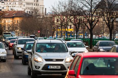 Şehrin şehir merkezinde trafik sıkışıklığında araba trafiği. Romanya 'nın başkenti Bükreş' te sabah ve akşam araba kirliliği, trafik sıkışıklığı