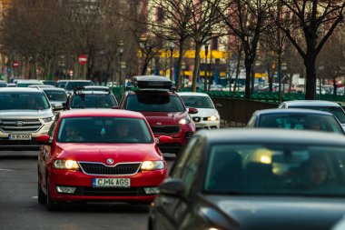 Şehrin şehir merkezinde trafik sıkışıklığında araba trafiği. Romanya 'nın başkenti Bükreş' te sabah ve akşam araba kirliliği, trafik sıkışıklığı