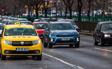 Şehrin şehir merkezinde trafik sıkışıklığında araba trafiği. Romanya 'nın başkenti Bükreş' te sabah ve akşam araba kirliliği, trafik sıkışıklığı