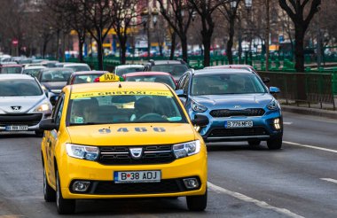 Şehrin şehir merkezinde trafik sıkışıklığında araba trafiği. Romanya 'nın başkenti Bükreş' te sabah ve akşam araba kirliliği, trafik sıkışıklığı