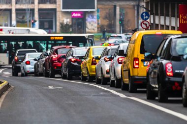 Şehrin şehir merkezinde trafik sıkışıklığında araba trafiği. Romanya 'nın başkenti Bükreş' te sabah ve akşam araba kirliliği, trafik sıkışıklığı