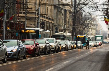 Şehrin şehir merkezinde trafik sıkışıklığında araba trafiği. Romanya 'nın başkenti Bükreş' te sabah ve akşam araba kirliliği, trafik sıkışıklığı