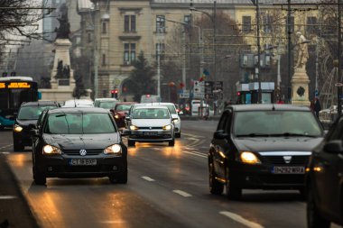 Şehrin şehir merkezinde trafik sıkışıklığında araba trafiği. Romanya 'nın başkenti Bükreş' te sabah ve akşam araba kirliliği, trafik sıkışıklığı