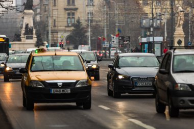 Şehrin şehir merkezinde trafik sıkışıklığında araba trafiği. Romanya 'nın başkenti Bükreş' te sabah ve akşam araba kirliliği, trafik sıkışıklığı