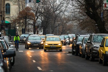 Şehrin şehir merkezinde trafik sıkışıklığında araba trafiği. Romanya 'nın başkenti Bükreş' te sabah ve akşam araba kirliliği, trafik sıkışıklığı
