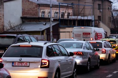 Şehrin şehir merkezinde trafik sıkışıklığında araba trafiği. Romanya 'nın başkenti Bükreş' te sabah ve akşam araba kirliliği, trafik sıkışıklığı