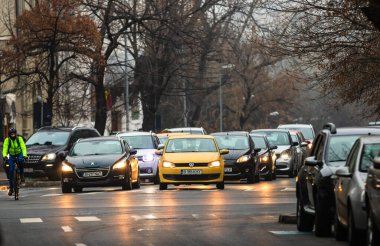 Şehrin şehir merkezinde trafik sıkışıklığında araba trafiği. Romanya 'nın başkenti Bükreş' te sabah ve akşam araba kirliliği, trafik sıkışıklığı