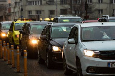 Şehrin şehir merkezinde trafik sıkışıklığında araba trafiği. Romanya 'nın başkenti Bükreş' te sabah ve akşam araba kirliliği, trafik sıkışıklığı