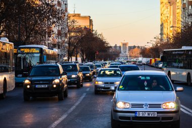 Şehrin şehir merkezinde trafik sıkışıklığında araba trafiği. Romanya 'nın başkenti Bükreş' te sabah ve akşam araba kirliliği, trafik sıkışıklığı
