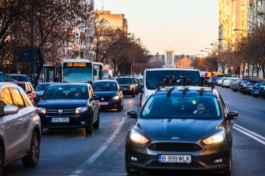 Şehrin şehir merkezinde trafik sıkışıklığında araba trafiği. Romanya 'nın başkenti Bükreş' te sabah ve akşam araba kirliliği, trafik sıkışıklığı