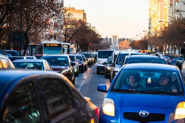 Şehrin şehir merkezinde trafik sıkışıklığında araba trafiği. Romanya 'nın başkenti Bükreş' te sabah ve akşam araba kirliliği, trafik sıkışıklığı