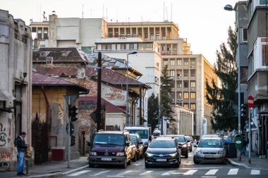 Şehrin şehir merkezinde trafik sıkışıklığında araba trafiği. Romanya 'nın başkenti Bükreş' te sabah ve akşam araba kirliliği, trafik sıkışıklığı
