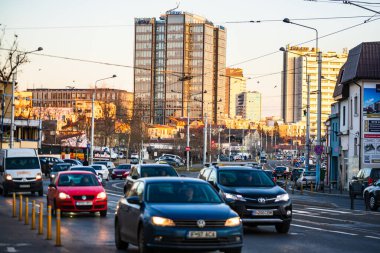Şehrin şehir merkezinde trafik sıkışıklığında araba trafiği. Romanya 'nın başkenti Bükreş' te sabah ve akşam araba kirliliği, trafik sıkışıklığı