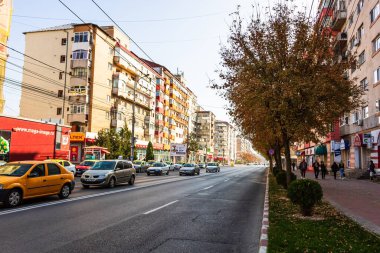Targoviste, Romanya şehir merkezindeki binalar, trafik ve insanların görüntüsü, 2020.