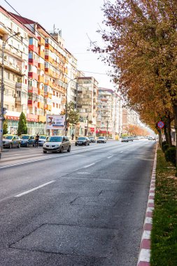 Targoviste, Romanya şehir merkezindeki binalar, trafik ve insanların görüntüsü, 2020.