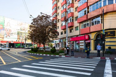 Targoviste, Romanya şehir merkezindeki binalar, trafik ve insanların görüntüsü, 2020.