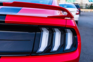 Modern araba Ford Mustang GT 'nin detayları. Araba arka farları modern lüks teknoloji ve araba tamiri. Bükreş, Romanya, 2020.